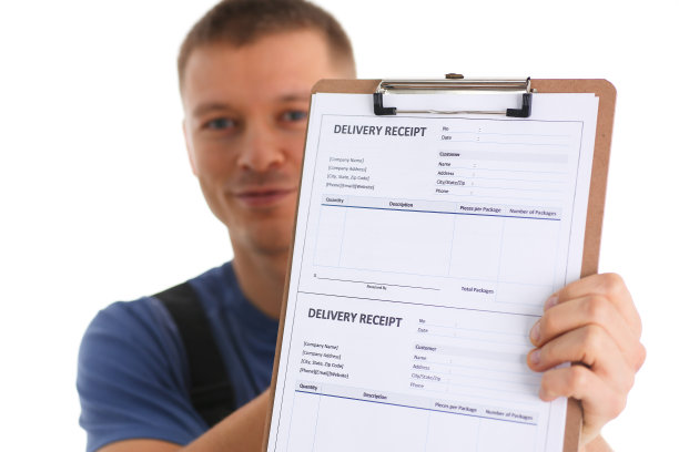 送货员手里拿着收货收据的剪贴板图片下载