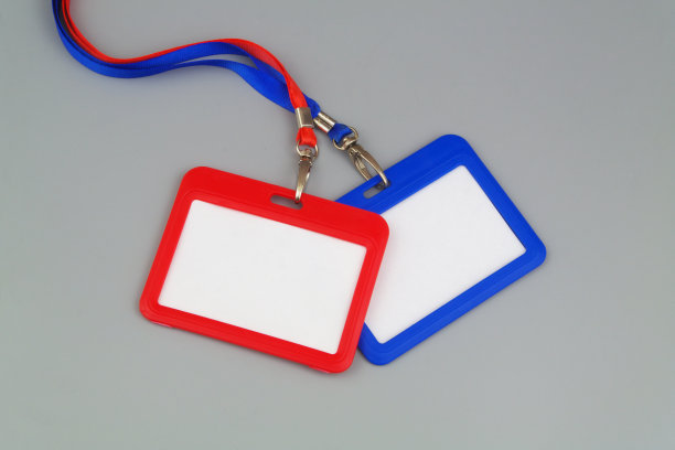 灰色背景的空白蓝色和红色徽章。图片下载