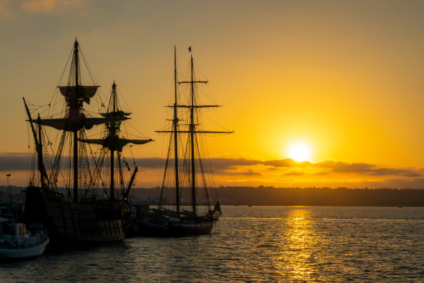 圣萨尔瓦多历史帆船在圣地亚哥海事博物馆日落，加利福尼亚图片下载