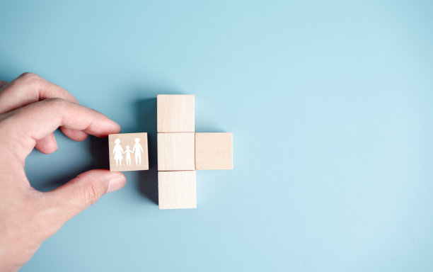保护家庭的健康和人寿保险理念。手握加和保健医疗图标在木块上，健康和获得福利的健康概念。图片下载