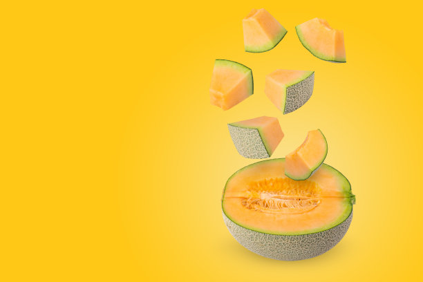 由甜瓜在淡黄色背景上的创意布局。水果最小的概念和复制空间。图片下载