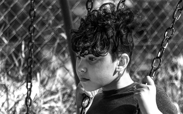 十几岁的男孩-玩-公园-体育活动-中心城市-黑和白图片下载