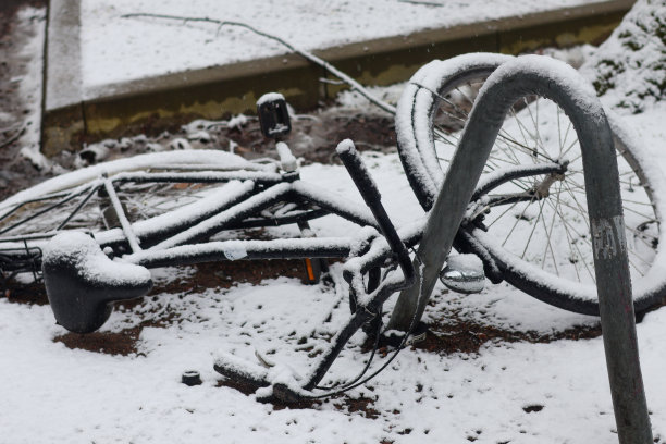 白雪覆盖的自行车图片下载