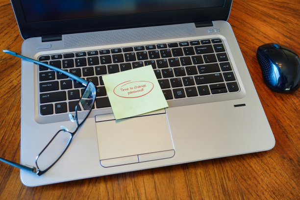 现代笔记本电脑与便利贴更改密码与鼠标和眼镜。图片下载