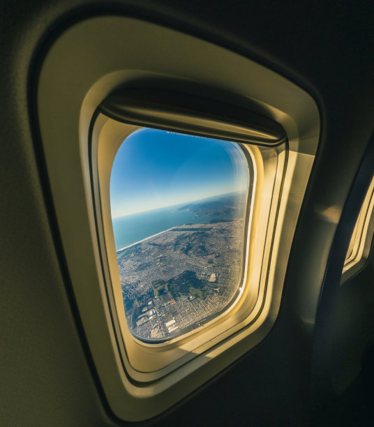 从飞机窗口看。从飞机的窗户往外看，云景。图片下载
