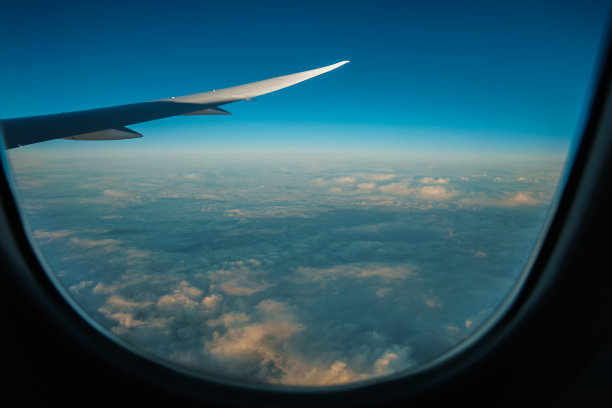 从飞机窗口看。从飞机的窗户往外看，云景。图片下载
