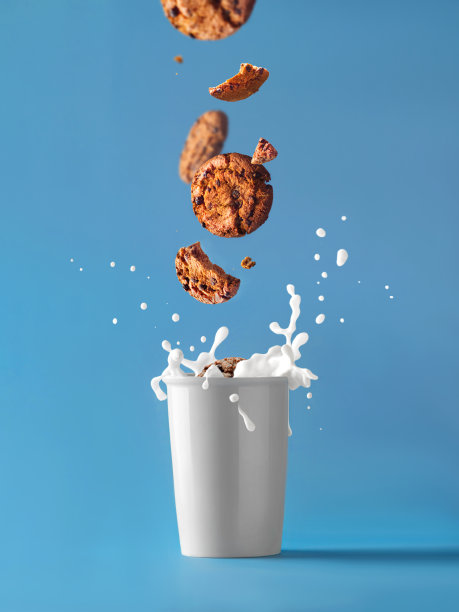 一杯牛奶，加果酱。用饼干悬浮。牛奶和饼干。食物的照片图片下载