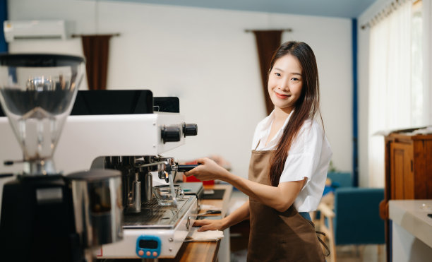 亚洲女性咖啡店老板在咖啡店图片下载