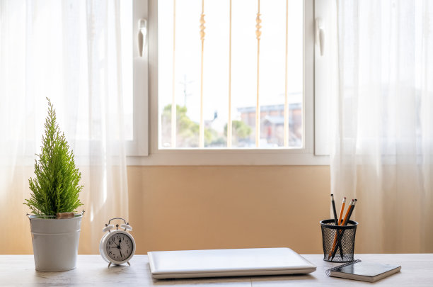 家庭工作地点靠窗自然光。图片下载