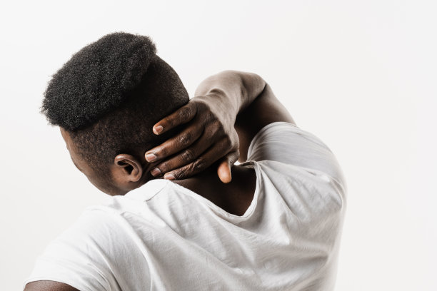 非洲男子感到脊柱和颈部疼痛，因为脊神经压迫在白色背景。颈椎骨软骨病是非裔美国人的根性综合征。图片下载