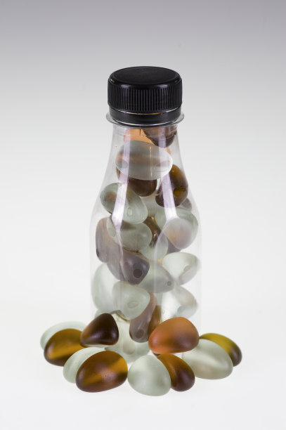 石英不透明石和瓶子静物在白色背景上显示透明的自然图片下载