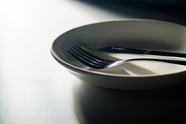 刀叉放在深色背景上图片下载