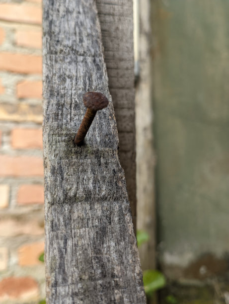 生锈的钉子卡在旧木晾衣绳上图片下载