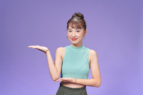 年轻漂亮女士的照片推广人员介绍产品提供选择广告折扣图片下载