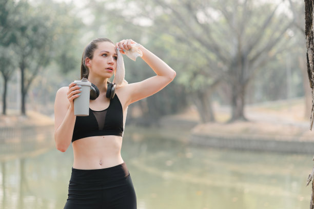 运动结束后，一位疲惫的女士正在休息。在这段时间里，她在思考自己的目标、进步和作为一名运动员的表现。图片下载