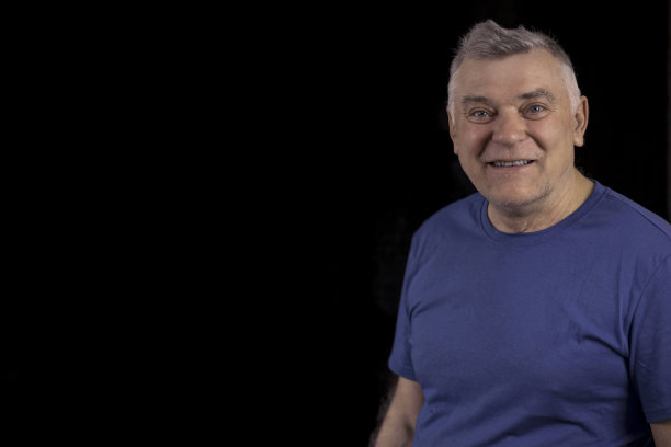 一个白发苍苍的老人的黑色肖像图片下载