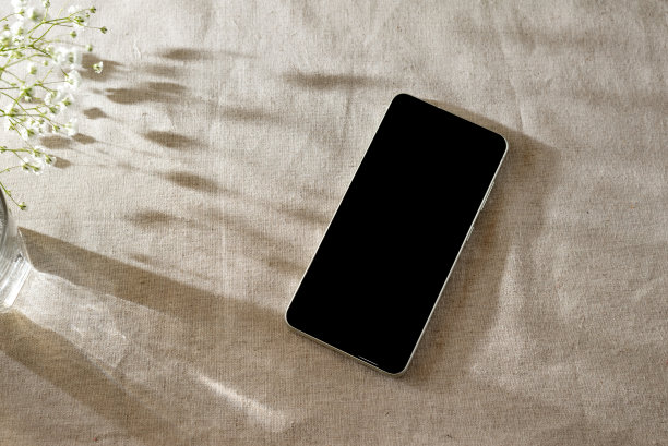 手机米色桌子背景与花阳光阴影，唯美极简波西米亚品牌或商业模板，复制空间图片下载