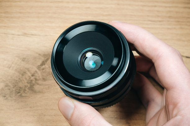 黑色照片镜头到相机。特写，镜头中的封闭光圈。图片下载