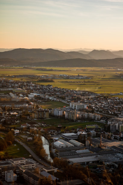 照片的风景和城市从顶部在金色的光图片下载