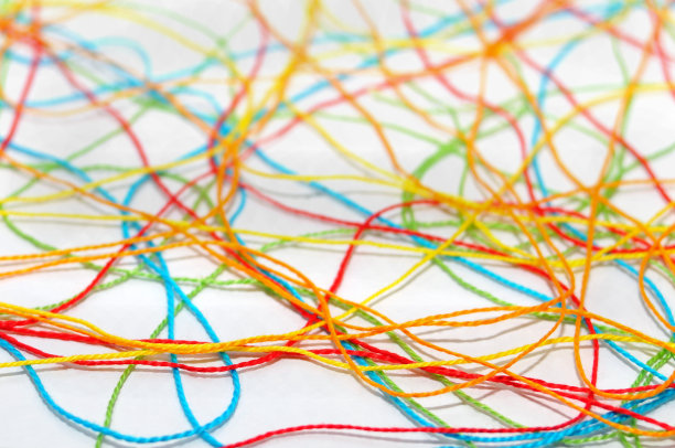 有选择性地聚焦于一种纠缠的、多色的钩针编织线图片下载