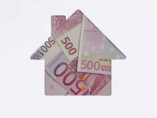 白色背景的房子形状的欧元纸币。投资物业概念，按揭概念。房地产市场投资风险和不确定性，公用事业账单。俯视图平铺图片下载