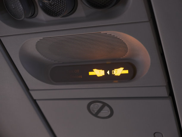 在飞机上请系好安全带图片下载