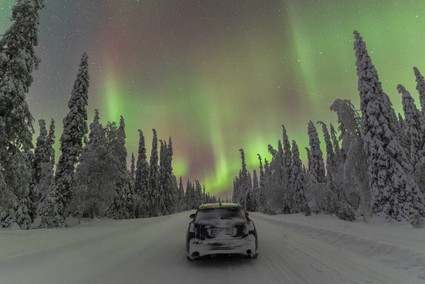 北极光下的汽车，拉普兰图片下载