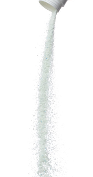 洗衣粉溅到空中。洗衣粉倒在半空中。洗衣粉蓝色肥皂爆炸抛出飘飘。白色背景隔离高速快门冻结运动图片下载