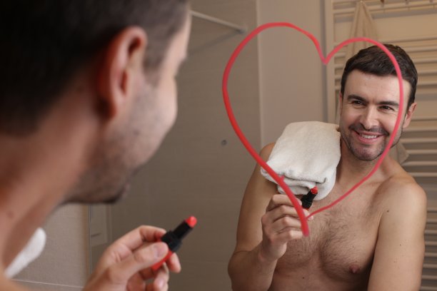 男人在镜子里画心脏图片下载