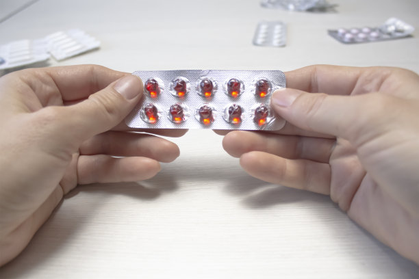 把药品放在手边。图片下载