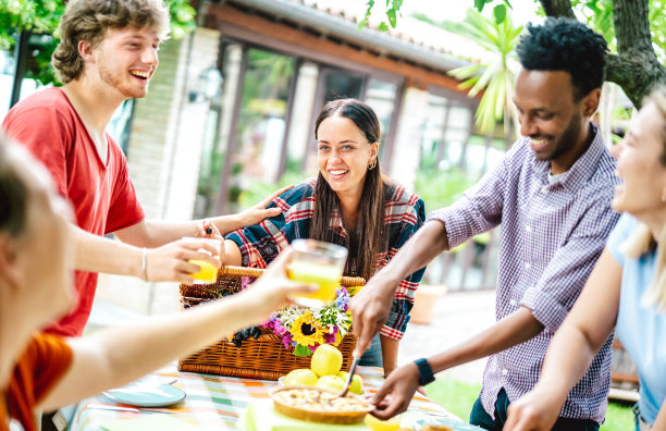 年轻的男人和女人敬酒健康的橙汁在农场的照片-生活方式的友谊概念与多元文化的朋友在下午放松时间一起玩-明亮的过滤器图片下载
