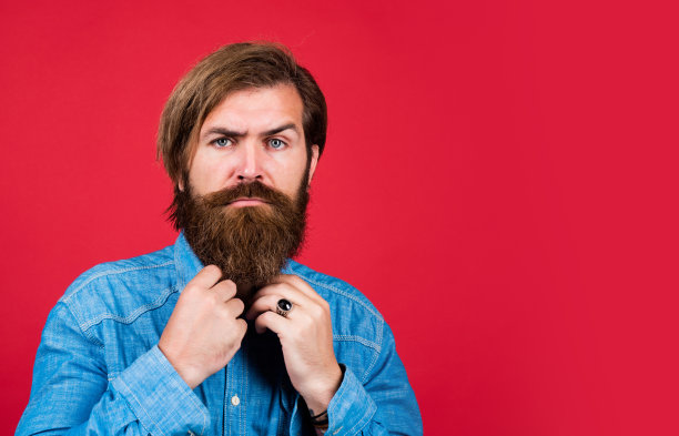 理发店的概念。心美。留着胡子的成熟潮人。留着小胡子的野蛮白人潮人。男性理发护理。穿着衬衫的自信商人。有胡子的男人图片下载