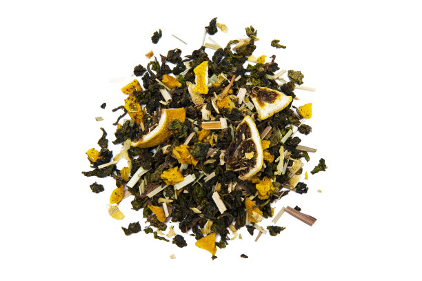 乌龙茶的俯视图，白色背景上有干柠檬果、芒果、仙人掌果和柠檬草图片下载