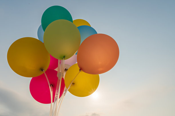 多色气球背景。蓝天背景上的彩色气球。生日、庆典及派对装饰概念。婚礼蜜月派对的概念。图片下载