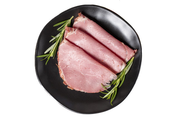 牛肉腊肠切片。白色背景上的烟熏烤肋眼香肠。俯视图图片下载