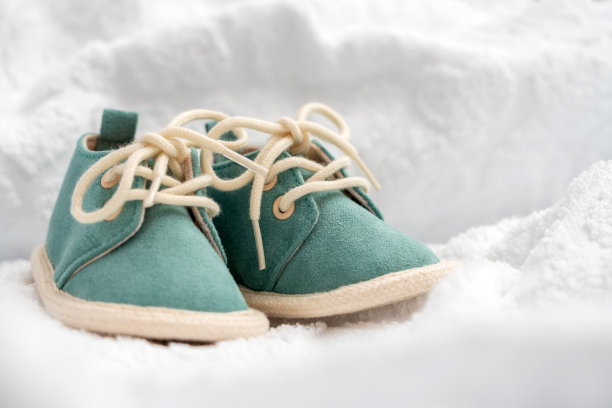 小婴儿鞋与复制空间。小靴子靠近了。婴儿的概念图片下载