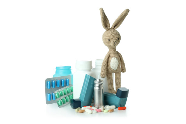 白色背景下儿童哮喘治疗的概念图片下载