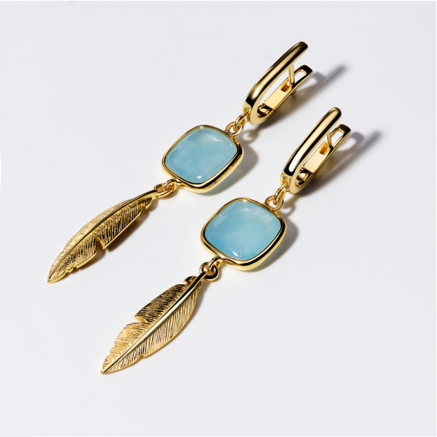 优雅的珠宝套装。镶有宝石的首饰。珠宝配件拼贴。产品静物概念。戒指、项链和耳环。图片下载