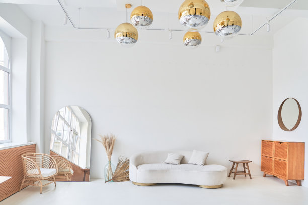现代的白色极简主义内饰。现代室内设计的海报在客厅的布局与白色沙发的空间复制。高质量照片图片下载