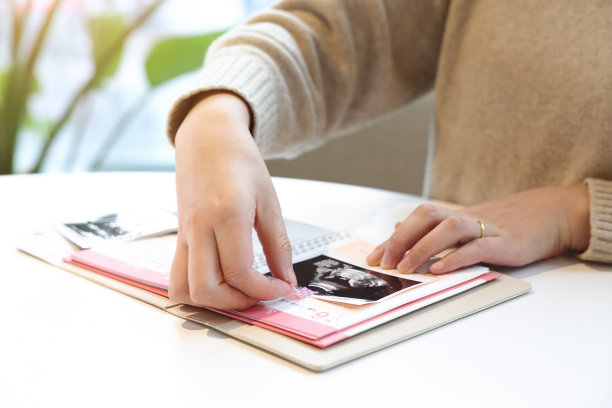 一个孕妇，在室内图片下载