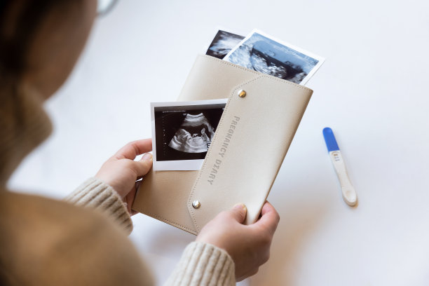 一个孕妇，在室内图片下载