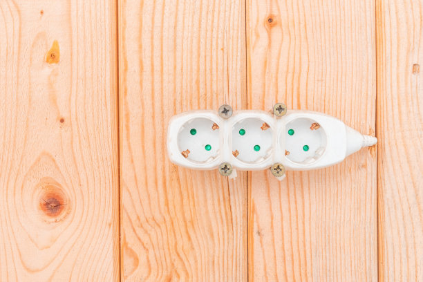 电源条形延长线安装在松木覆盖的墙上图片下载