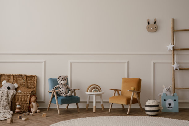 温暖舒适的儿童房内部有橙色和米色的扶手椅，白色凳子，圆形地毯，毛绒玩具，木制隔板，米色的灰泥墙，梯子和个人配件。家居装饰。模板。图片下载