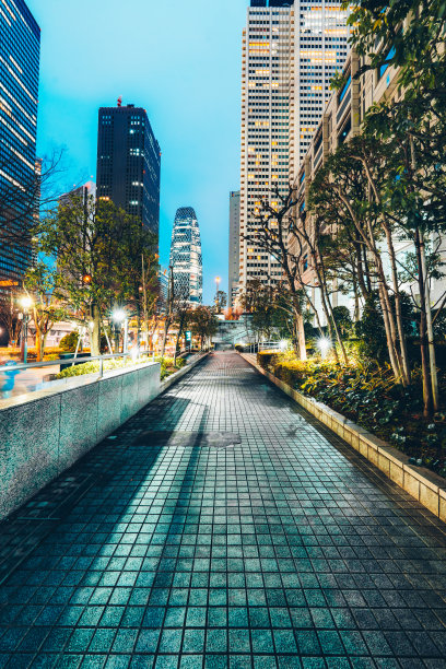 东京新宿办公公园的空人行道图片下载