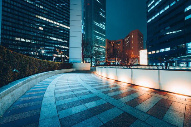 东京新宿办公公园的空人行道图片下载