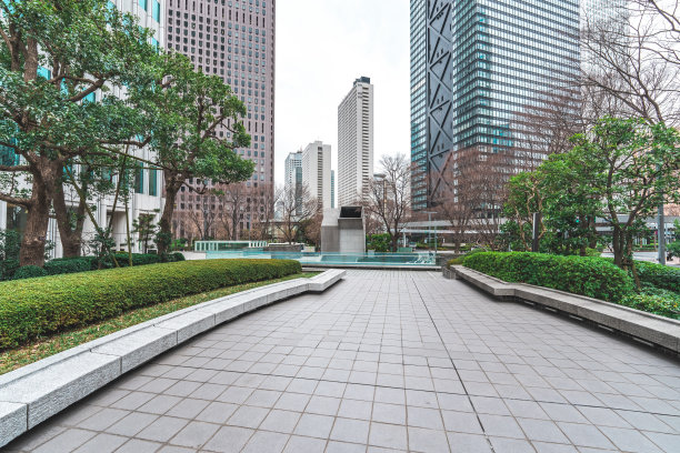 东京新宿办公公园的空人行道图片下载