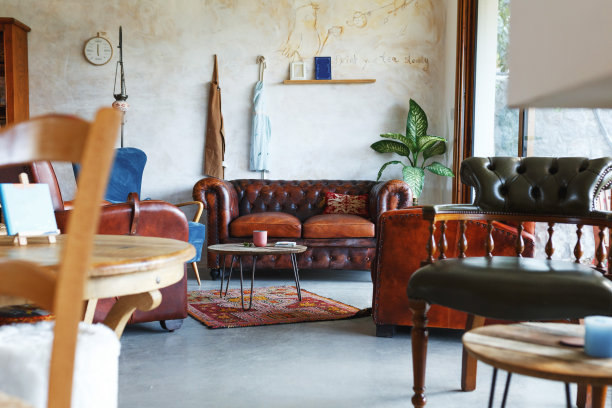 斯堪的纳维亚式的室内风格，前面的扶手椅，自然光线从窗户射进来。零废物家居概念。木制家具图片下载