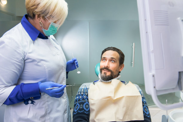 女牙医和她的病人。图片下载