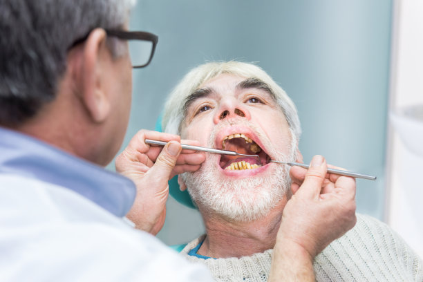 牙医诊所的老人。图片下载