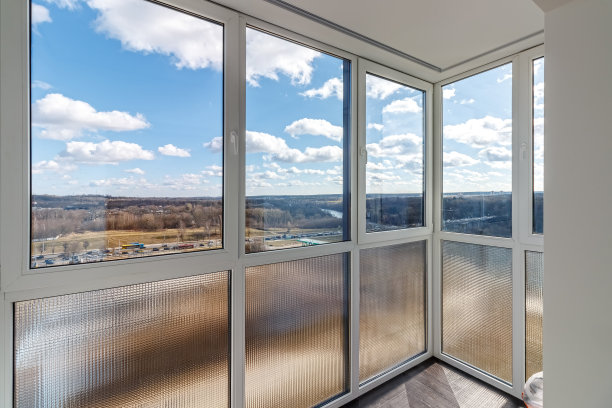 从阳台可以看到河流和蓝天白云的工业区图片下载